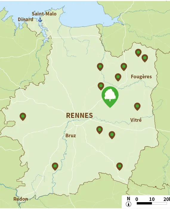Le collectif 2 Carte de la région de Rennes en France montrant des marqueurs pour divers emplacements, avec une icône d'arbre vert proéminente près de Rennes pour mettre en évidence les bois locaux et d'autres marqueurs d'emplacement bruns dispersés dans les villes voisines.